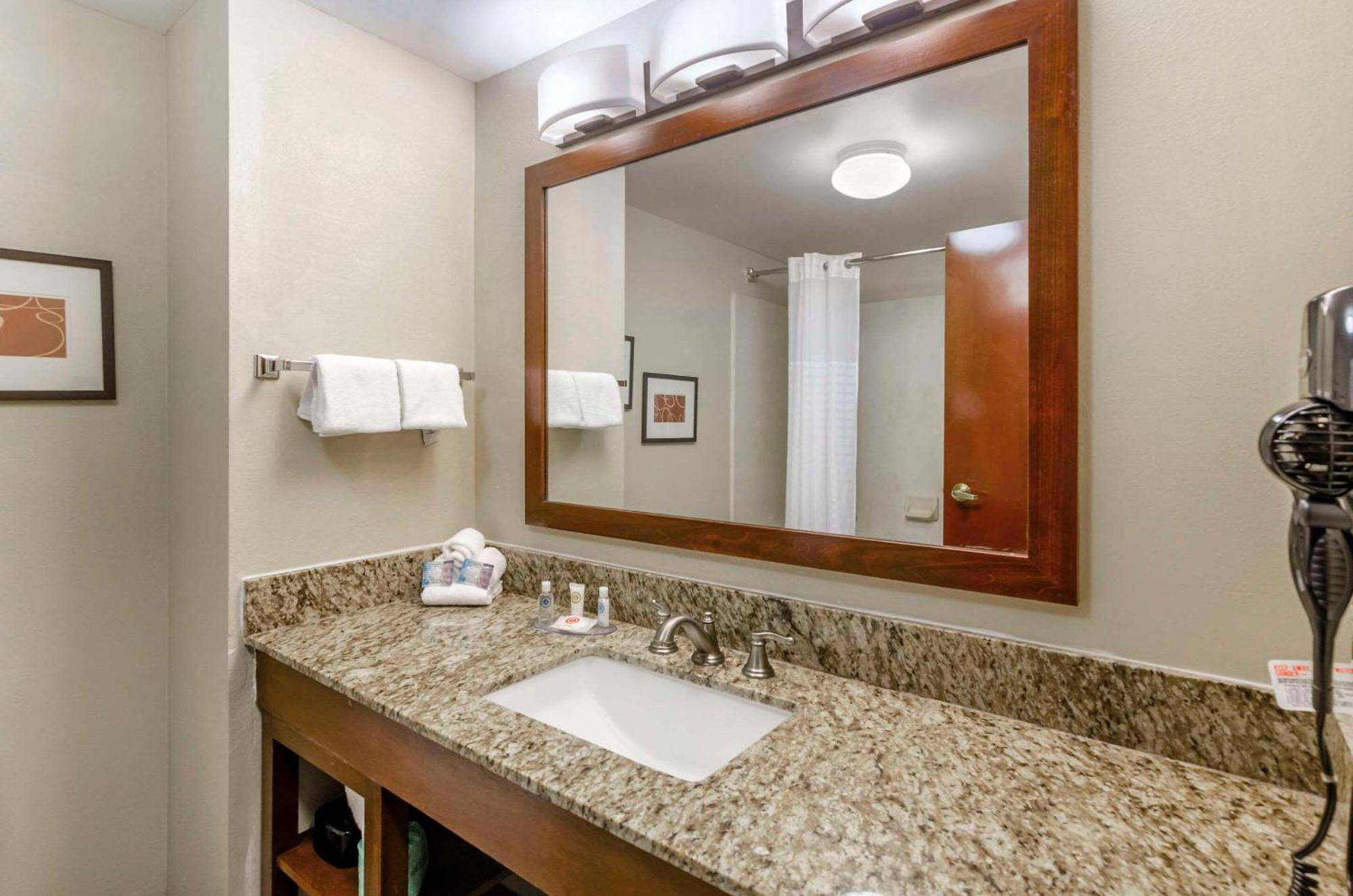 Comfort Inn & Suites Christiansburg I-81 Экстерьер фото