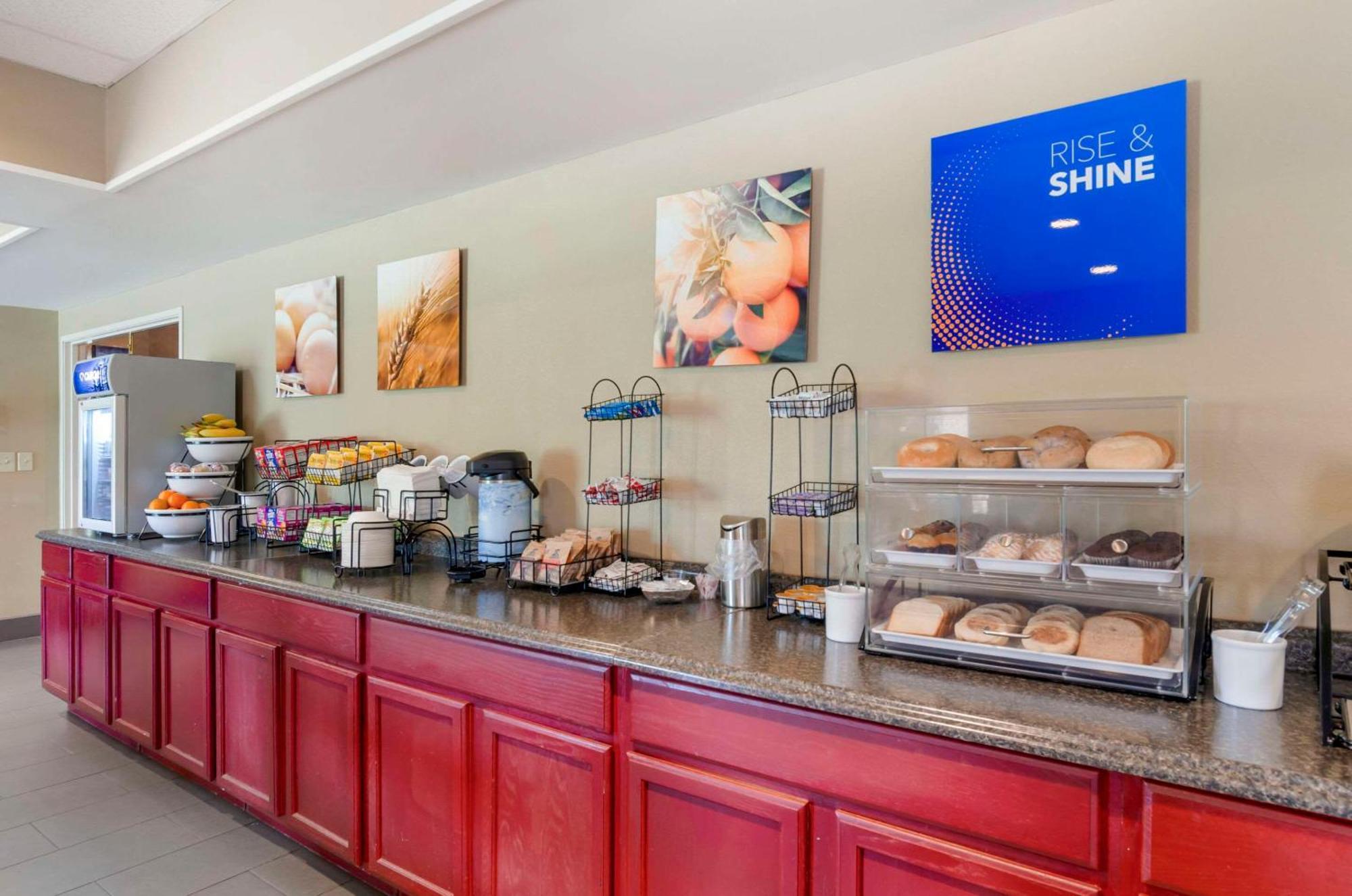 Comfort Inn & Suites Christiansburg I-81 Экстерьер фото